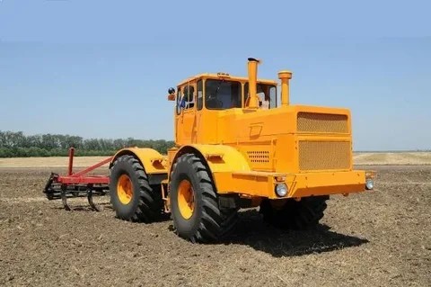 Трактор «Кировец» в поле